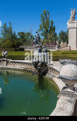 Brunnen und Statuen in den Gärten der königlichen Residenz des Palácio de Queluz Lissabon Portugal Europa Stockfoto