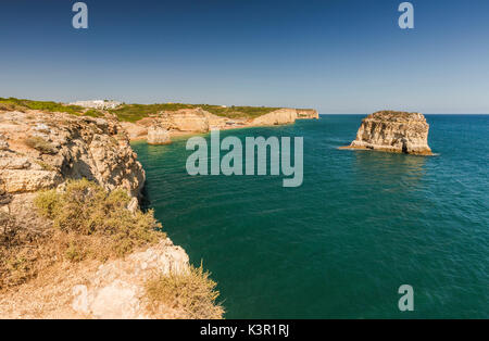 Das türkisfarbene Wasser des Ozeans Frames der Sandstrand um Praia do Torrado Algarve Lagoa Faro District Portugal Europa Stockfoto