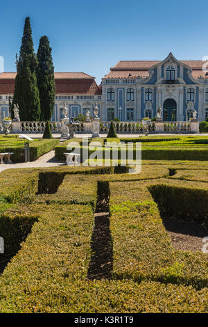 Die Gärten der königlichen Residenz des Palácio de Queluz umgeben von Skulpturen und Statuen von Lissabon Portugal Europa Stockfoto