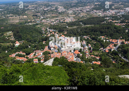 Blick von oben auf die Altstadt und die grünen Wälder rund um das Castelo Dos Mouros in Sintra Gemeinde Bezirk Lissabon Portugal Europa Stockfoto