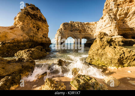 Sonnenaufgang auf den Klippen und türkisfarbenen Wasser des Ozeans Praia da Marinha Caramujeira Lagoa Gemeinde Algarve Portugal Europa Stockfoto