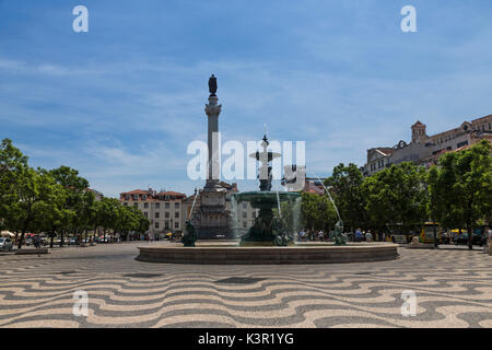 Springbrunnen rahmt den alten Palast in Praça Dom Pedro IV auch bekannt als Rossio Platz Pombaline Innenstadt von Lissabon Portugal Europa Stockfoto