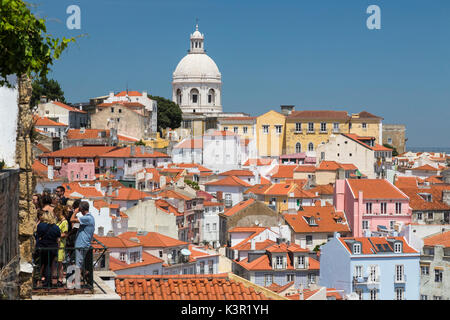 Terrakottadächer und die alte Kuppel, gesehen vom Miradouro Alfama einer der vielen Aussichtspunkte von Lissabon Portugal Europa Stockfoto