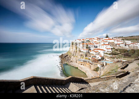 Blick von oben auf das Dorf Azenhas do Mar durch die blauen Wasser des Atlantischen Ozeans Sintra Portugal Europa umgeben Stockfoto