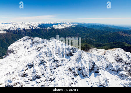 Luftaufnahme des verschneiten Bergrücken des Grignone Berg und Valsassina Lecco Provinz Lombardei Italien Europa Stockfoto