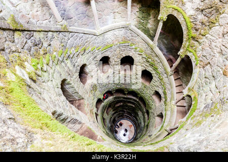 Ansicht von oben auf die Wendeltreppe im Inneren der Türme von masonic Einleitung Gut im Quinta da Regaleira Sintra Portugal Europa Stockfoto