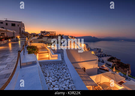 Die Dämmerung leuchtet die typisch griechischen Dorf Oia Santorini Kykladen Südliche Ägäis Griechenland Europa leuchtet Stockfoto