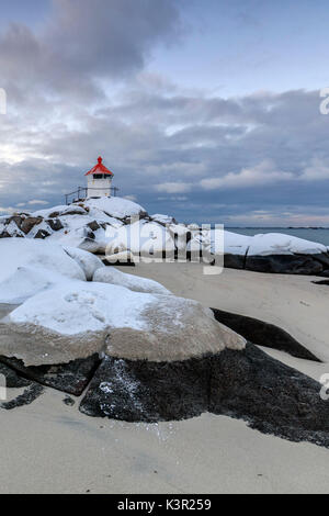 Die Blue Arctic Dämmerung auf der Leuchtturm von Schnee und eisigen sand Eggum Vestvagoy Island Lofoten norwegen Europa umgeben Stockfoto