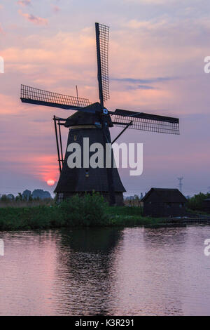 Rosa Himmel bei Sonnenaufgang auf die Windmühle spiegelt sich in den Kanal Kinderdijk Rotterdam Zuid-Holland-Niederlande-Europa Stockfoto