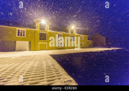 Ein Blizzard Hits das Fischerdorf Nusfjord bei Dämmerung Lofoten Nordland County Norwegen Europa Stockfoto