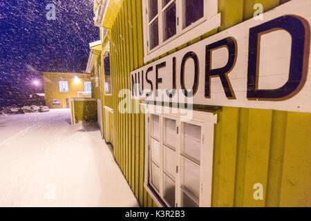 Ein Blizzard Hits das Fischerdorf Nusfjord bei Dämmerung Lofoten Nordland County Norwegen Europa Stockfoto