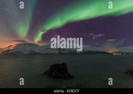 Northern Lights auf die eisige Landschaft von Svensby Lyngen Alpen Tromsø Lappland Norwegen Europa Stockfoto