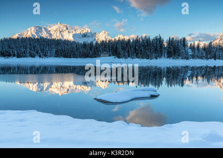 Blockhaus von schneebedeckten Gipfel und Wälder in Palù See in der Morgendämmerung Malenco Tal Veltlin Lombardei Italien Europa wider umgeben Stockfoto