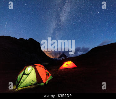 Camping an den Ufern des Sees Stellisee unter den Sternen und der Milchstraße Zermatt im Kanton Wallis Schweiz Europa Stockfoto