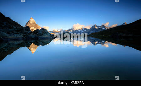 Matterhorn spiegelt sich im See Stellisee im Morgengrauen Zermatt Walliser Alpen Kanton Wallis Schweiz Europa Stockfoto