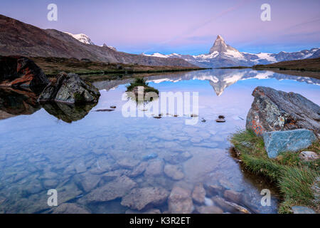 Das Matterhorn spiegelt sich im See Stellisee im Morgengrauen Zermatt Walliser Alpen Kanton Wallis Schweiz Europas Stockfoto