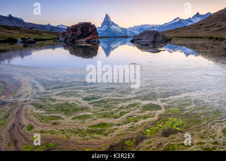 Das Matterhorn spiegelt sich im See Stellisee im Morgengrauen Zermatt Walliser Alpen Kanton Wallis Schweiz Europas Stockfoto