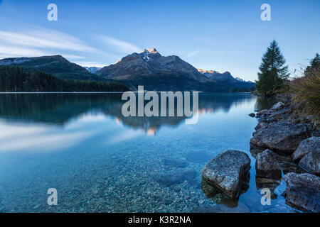 Dämmerung leuchtet die Gipfel im ruhigen Wasser des See Sils Engadin Kanton Graubünden Schweiz Europa wider Stockfoto