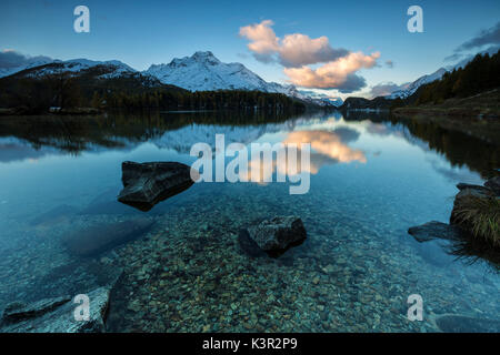 Dämmerung leuchtet die Gipfel im ruhigen Wasser des See Sils Engadin Kanton Graubünden Schweiz Europa wider Stockfoto