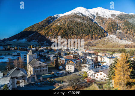 Anzeigen von Zernez Dorf umgeben von Wäldern und schneebedeckten Gipfeln Unterengadin Kanton Graubünden Schweiz Europa umgeben Stockfoto