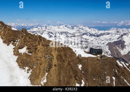 Luftaufnahme von Forni Gletscher und Zuflucht Vioz Valtellina Lombardei Italien Europa Stockfoto