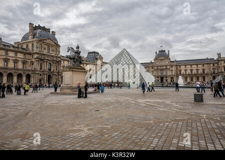 Der Louvre und das Museum mit seiner Pyramide Paris Frankreich Europa Stockfoto