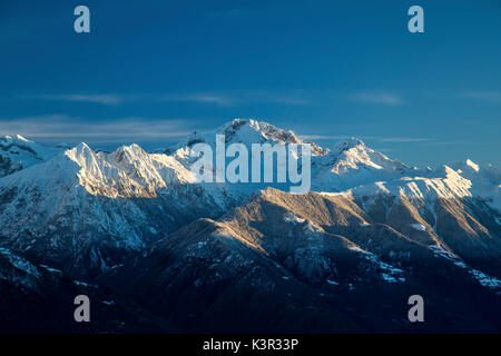 Schneebedeckten Gipfeln und den Monte Disgrazia im Hintergrund Olano Gerola Tal Veltlin Rhätischen Alpen Lombardei Italien Europa Stockfoto