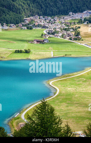 Das türkisblaue Wasser der Silvaplanersee inmitten grüner Wiesen Engadin Kanton Graubünden Schweiz Europa Stockfoto