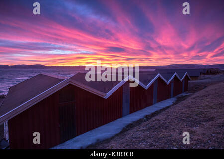 Die Farben der Dämmerung leuchten die Häuser der Fischer Ørland Brekstad Trøndelag Norwegen Europa Stockfoto