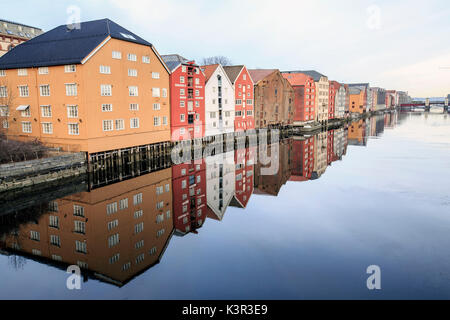 Bunte Häuser spiegeln sich in den Fluss Nidelva Bakklandet Trondheim Norwegen Europa Stockfoto