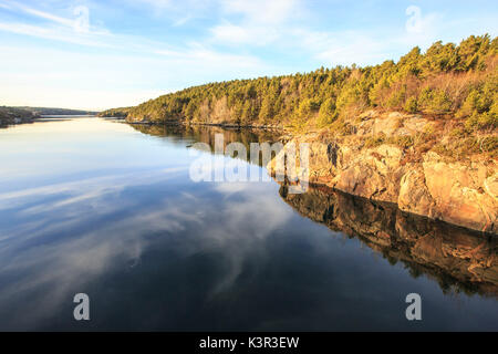 Wälder sind in den ruhigen Gewässern Hitra Insel Trøndelag Norwegen Europa Stockfoto