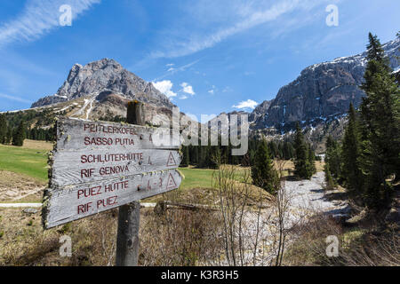 Schilder für Touristen und Wanderer am Passo Delle Erbe. Sass de Peiterkofel. Naturpark Puez-Geisler Südtirol Dolomiten Italien Europa Stockfoto