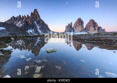 Dämmerung beleuchtet die Drei Zinnen und Mount Paterno im See spiegeln. Sextner Dolomiten Trentino Alto Adige Italien Europa Stockfoto