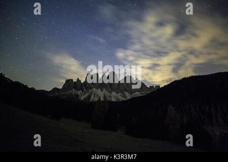 Sternenhimmel auf der Geislergruppe von Malga Athina gesehen. Villnösser Tal Südtirol Dolomiten Italien Europa Stockfoto