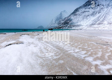 Strand teilweise verschneiten umgeben von Bergen. Haukland. Lofoten norwegen Nordeuropa Stockfoto