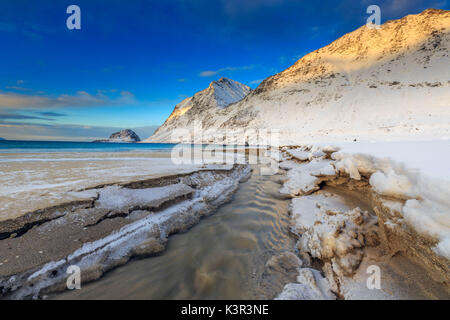 Die golden Sunrise beleuchtet die schneebedeckten Gipfeln. Haukland Lofoten norwegen Europa Stockfoto