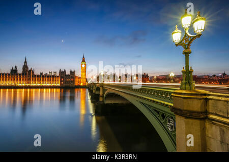 Nachtansicht von Palast von Westminster und Big Ben auf der Themse widerspiegelt. Stockfoto