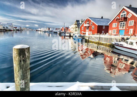 Blick vom Pier auf dem Kanal Henningsvær durch die fishermens Häuser übersehen. Lofoten. Norwegen. Europa Stockfoto