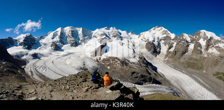 Wanderer mit Blick auf die Weite der Gletscher von Diavolezza Bernina Zuflucht. Im Engadin, Kanton Graubünden, Schweiz Europa Stockfoto