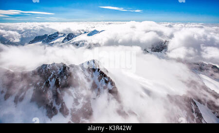 Luftaufnahme des Piz Bernina bedeckt mit Wolken, Valmalenco, Valtellina, Italien Stockfoto