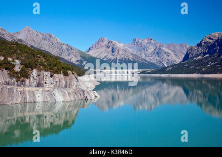 Einige der Gipfel entlang der Grenze zur Schweiz spiegelt sich im Wasser des Lago Cancano - Valdidentro, Valtellina, Italien Stockfoto