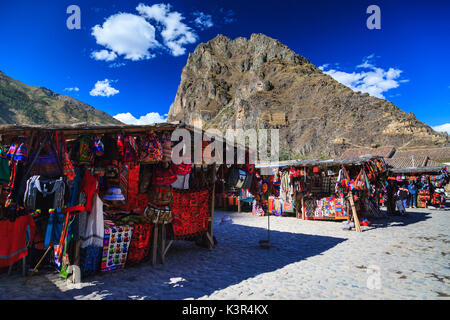 Street Market in Ollantaytambo im Heiligen Tal, Provinz Cuzco, Peru Stockfoto