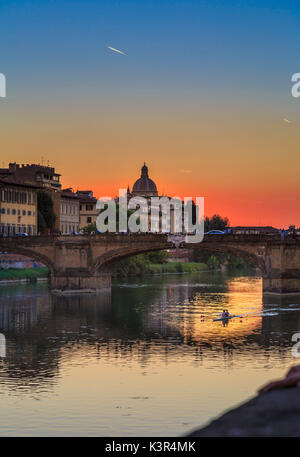 Arno und die Ponte Santa Trinita in Florenz, Toskana, Italien, Europa Stockfoto