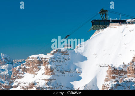 Die Seilbahn von Sass Pordoi zwischen den hohen schneebedeckten Gipfeln der Dolomiten, Canazei Val di Fassa Trentino Italien Europa Stockfoto