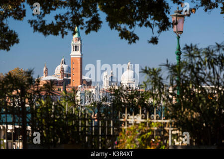 Blick auf die Kirche von San Giorgio Maggiore und die Basilika von Santa Maria della Salute von Giardini Venedig Veneto Italien Europa Stockfoto