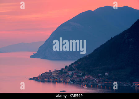 Sonnenuntergang über Iseo See, Provinz Brescia, Italien, Lombardei, Europa. Stockfoto