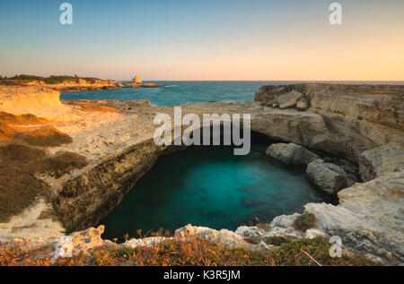 Europa, Italien, Grotta della Poesia Sunrise im Salento, Apulien, Provinz Lecce. Stockfoto