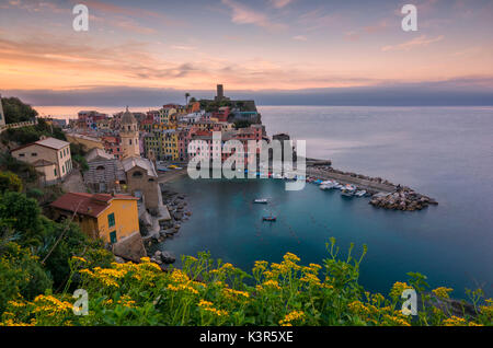 Sonnenaufgang in Vernazza, Cinque terre Naturpark, der Provinz von La Spezia, Ligurien, Italien. Stockfoto