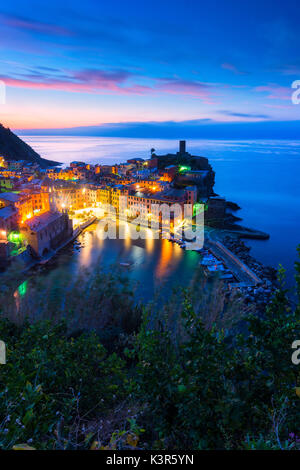 Sonnenaufgang in Vernazza, Cinque terre Naturpark, der Provinz von La Spezia, Ligurien, Italien. Stockfoto