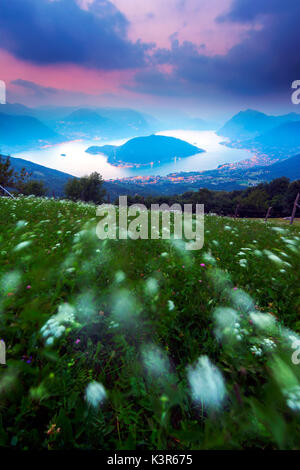 Monte Isola am Blauen Stunde von Colmi von Sulzano, Iseo See, Provinz Brescia, Italien Stockfoto